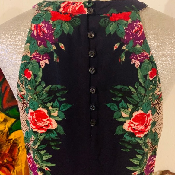 Beautiful 🌺 print dress. - Picture 3 of 5